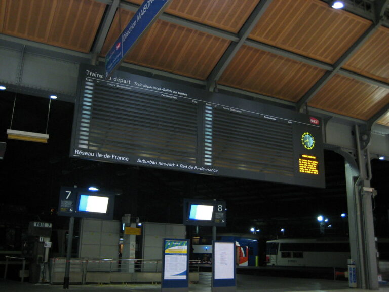 panneau d'affichage d'horaires de train vide